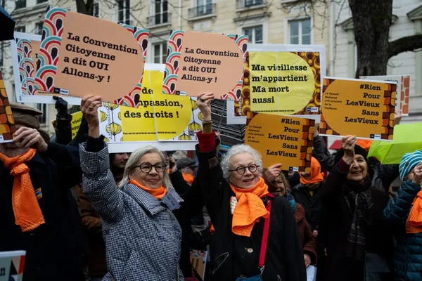 Manifestants favorables à l'aide à mourir, dont des personnes âgées, lors d'une mobilisation en référence à la Convention citoyenne.