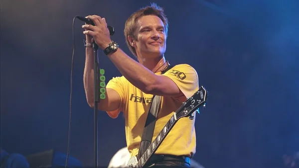 David Hallyday sur scène, interprétant son tube 'Tu ne m'as pas laissé le temps'.