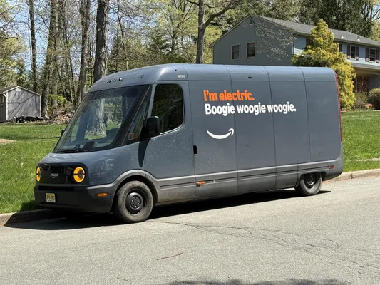 Camionnette de livraison électrique d'Amazon garée dans une rue résidentielle à Ewing Township, dans le comté de Mercer, New Jersey.