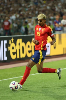 Lamine Yamal en action avec le maillot de l'équipe d'Espagne, portant le numéro 19, lors d'un match.