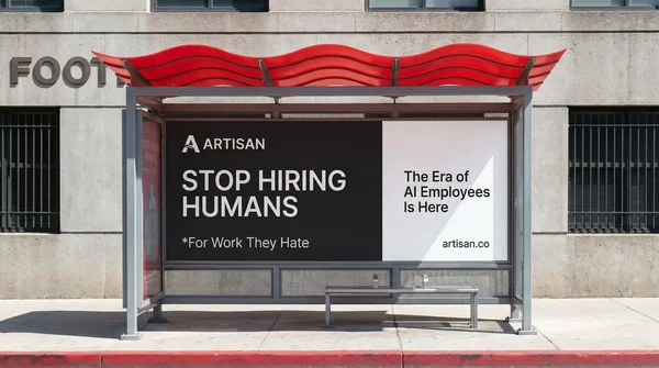 Publicité pour la startup d'IA Artisan sur un abribus, avec le slogan provocateur 'STOP HIRING HUMANS'.