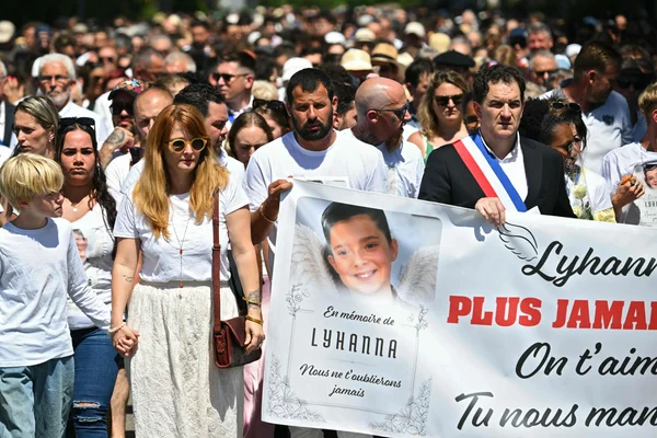 Manifestation en hommage à Lyhanna : une foule avec une banderole et un élu en écharpe tricolore.