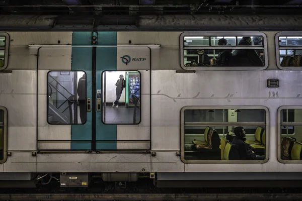 Un train RER A à double niveau (MI 09) à l'arrêt en gare d'Auber, à Paris.