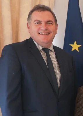 Philippe Tabarot, ministre délégué aux Transports, photographié dans son bureau officiel.