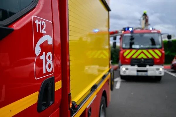 Véhicules de secours des pompiers intervenant près du site du crash dans le Loiret.