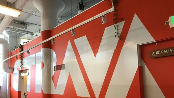 Bureau de Strava avec le logo de l'entreprise sur le mur.