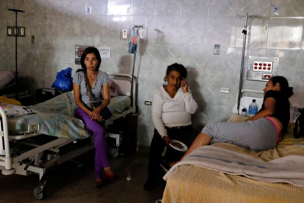 Femmes dans un hôpital vénézuélien touché par la crise économique.