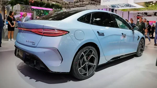 La BYD Seal électrique exposée lors d'un salon automobile, un modèle du constructeur chinois ciblé par le Pentagone.