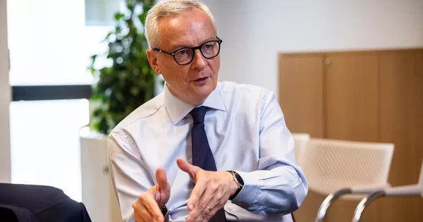 Bruno Le Maire s'exprimant dans son bureau, illustrant sa proposition de fédération de six États-nations.
