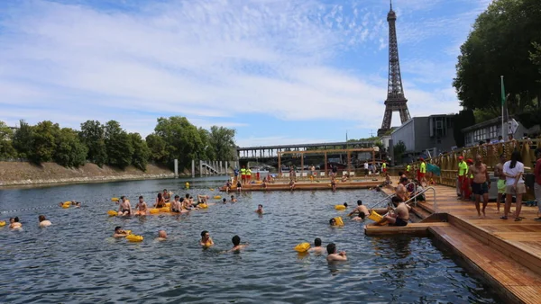 Piscine flottante sur la Seine, avec vue sur la tour Eiffel.
