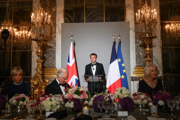 Discours lors d'un dîner d'État à Versailles, illustrant les cérémonies officielles de ce type.