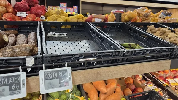 Section de produits frais dans un supermarché, avec des légumes exotiques.