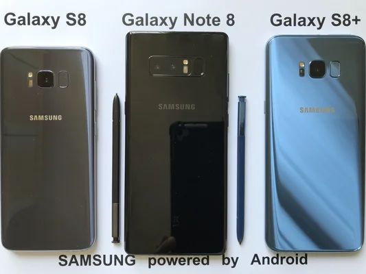 Les Samsung Galaxy S8, S8+ et Note 8, présentés avec leurs stylets respectifs.