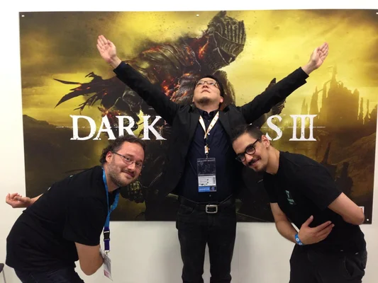Équipe de FromSoftware célébrant la sortie de Dark Souls III.