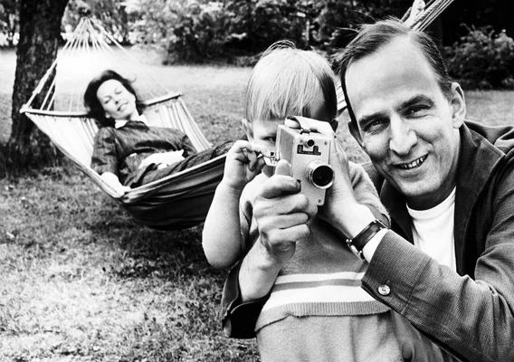 Ingmar Bergman initiant un enfant au maniement d'une caméra de cinéma.