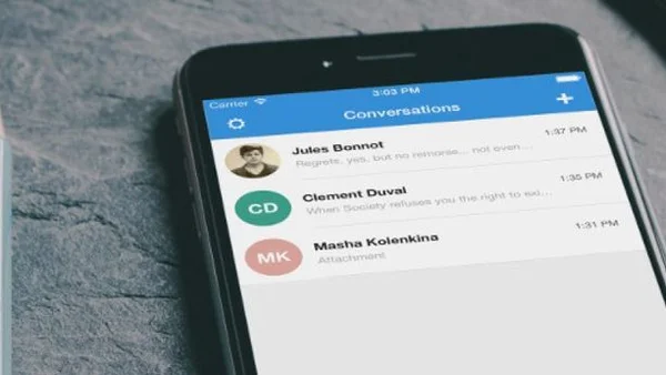Interface de l'application Signal sur smartphone, montrant des conversations chiffrées.