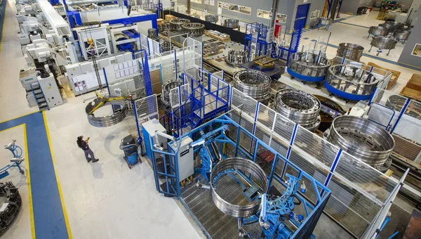 Atelier de sous-traitance aéronautique, où la hausse de l’aluminium pèse sur les coûts de production.