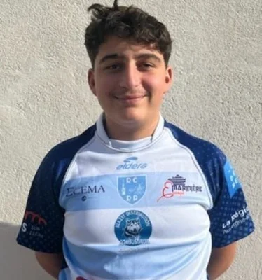 Portrait d'un des mis en cause dans l'affaire Thomas, vêtu d'un maillot de sport.