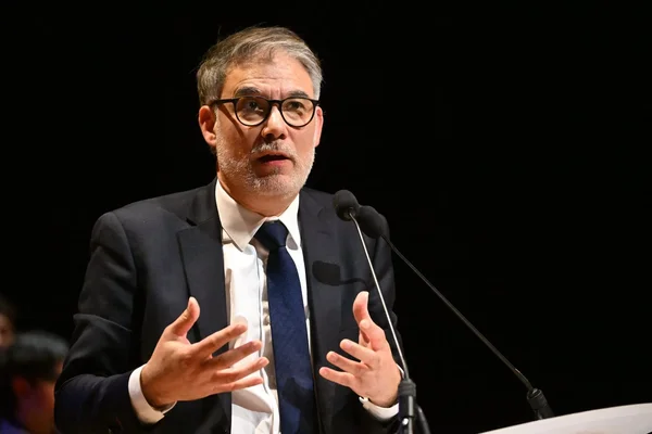 Olivier Faure s'exprimant lors d'une conférence de presse.