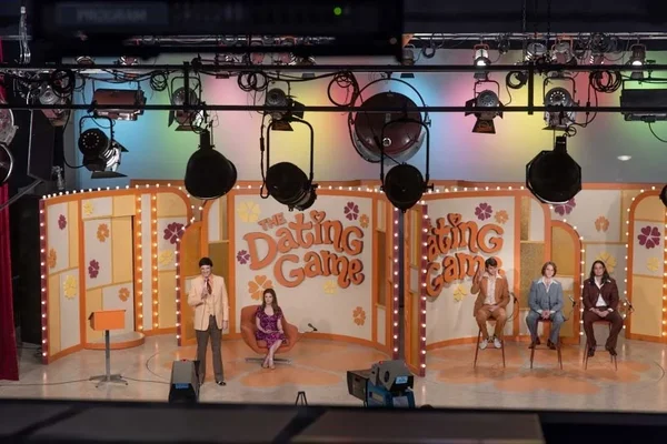 Plateau du jeu « The Dating Game » dans le film « Woman of the Hour ».