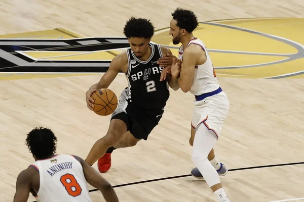 Dylan Harper attaqué par deux Knicks.