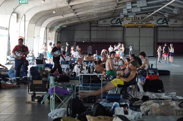 Festivaliers évacués réfugiés dans un hall sportif à Marmande.