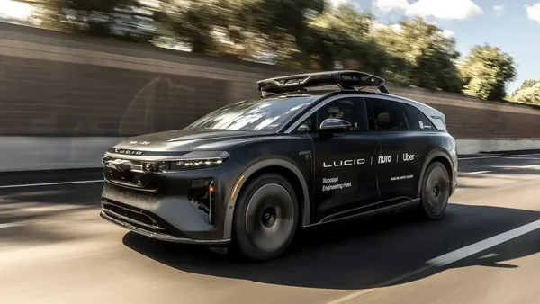SUV Lucid Gravity autonome en mouvement sur autoroute, avec les logos Lucid, Nuro et Uber.