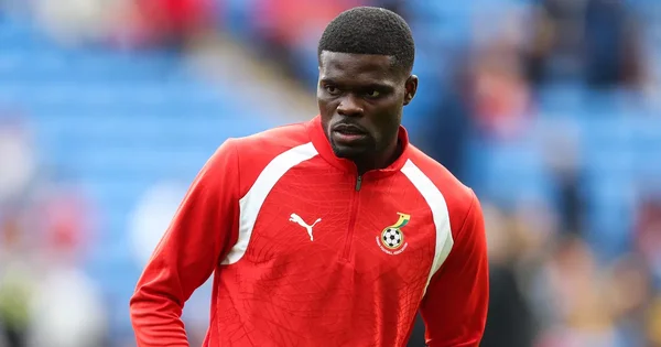 Thomas Partey en veste d'entraînement du Ghana sur le terrain