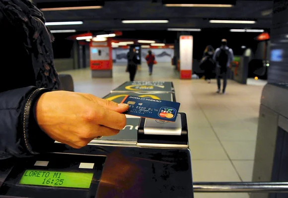 Utilisation d'une carte bancaire sans contact sur un tourniquet de métro à la station Loreto.