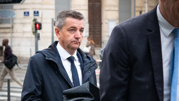 Gaël Perdriau photographié dans la rue, se rendant à une audience judiciaire.