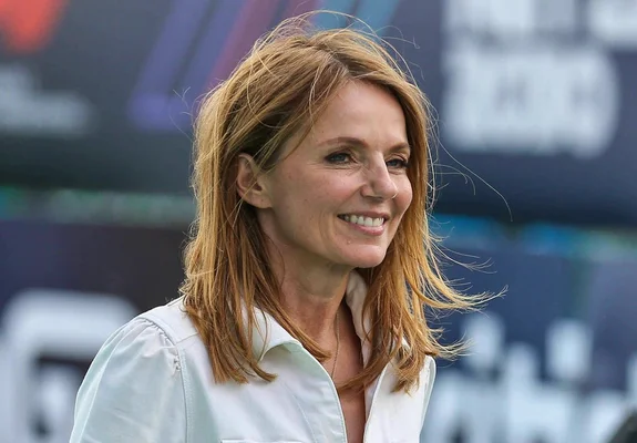 Geri Halliwell souriante lors d'un événement.