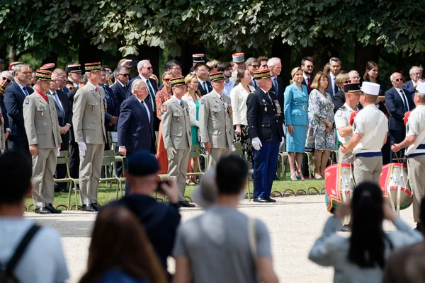 Cérémonie au Jardin du Luxembourg avec des officiers et des civils, en présence de la Légion étrangère.