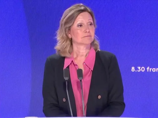 Yaël Braun-Pivet proposant une minute de silence à l'Assemblée nationale en hommage à Lyhanna.