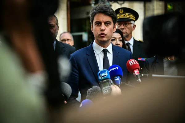 Gabriel Attal lors d'une conférence de presse pendant la campagne des législatives 2024.