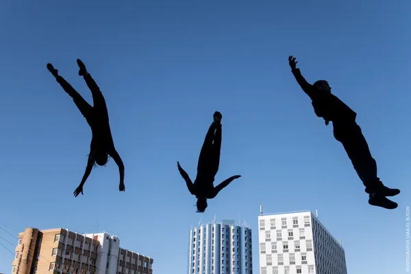 Acrobates en plein vol au-dessus de La Défense.
