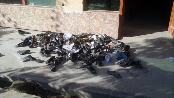 Un amas de chaussures abandonnées sur un patio après le séisme en Afghanistan.
