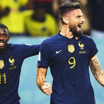 Olivier Giroud célèbre un but avec un coéquipier sous le maillot de l'équipe de France.