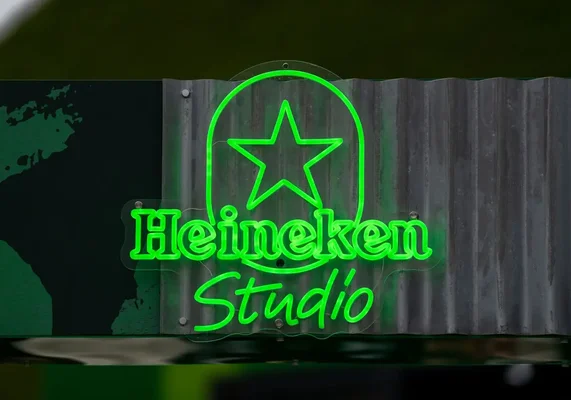L'enseigne lumineuse « Heineken Studio » sur le camion itinérant de la brasserie.