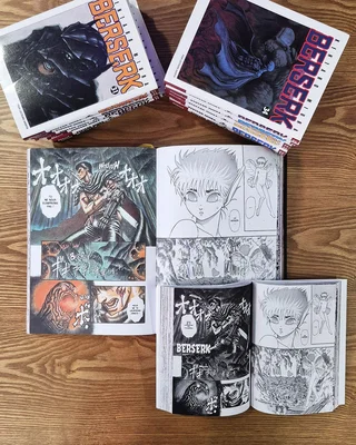 Ensemble des tomes de l'édition prestige de Berserk, avec des coffrets et des pages intérieures visibles.