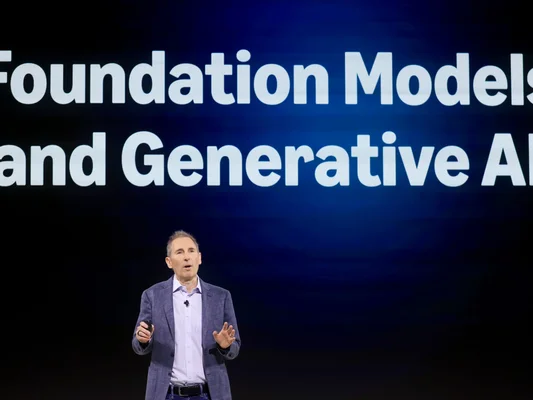 Conférencier sur scène devant un écran 'Foundation Models and Generative AI'.