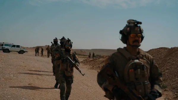 Patrouille militaire irakienne dans le désert après les révélations de bases israéliennes secrètes.