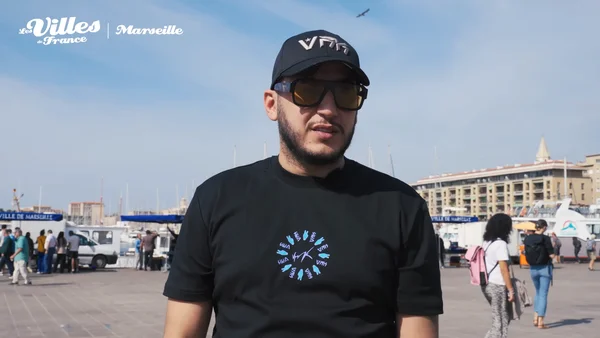 Soso Maness lors d'un entretien en 2024, devant le port de Marseille.