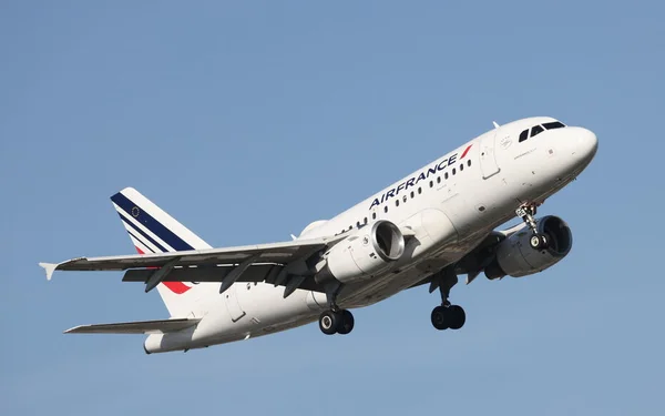 Avion d'Air France en vol, symbole des liaisons aériennes vers le Golfe.