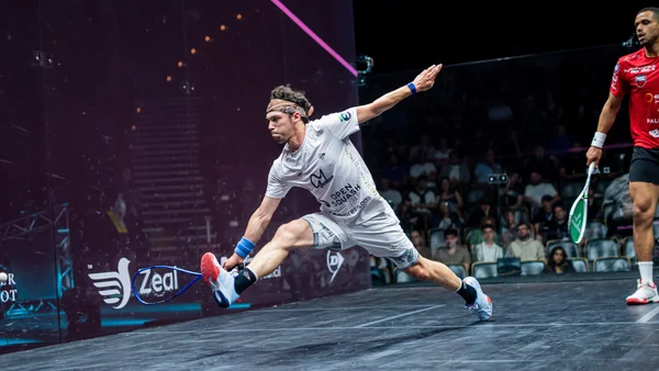 Action de squash lors d'un match du PSA Squash Tour Finals à Paris.