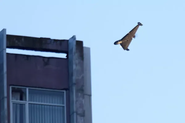 Avion militaire en vol lors d'une frappe sur Kiev, image de basse résolution.