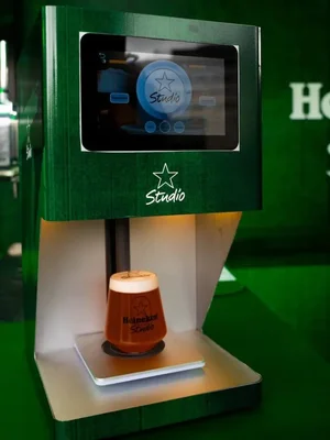 Le Heineken® Studio Truck sert une bière pression lors de son tour de France.