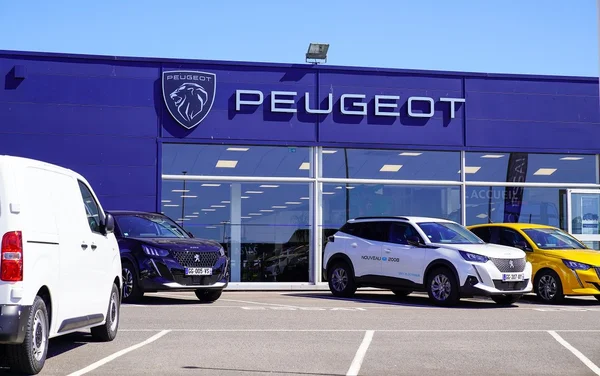 Concession Peugeot, marque du groupe Stellantis, avec plusieurs modèles exposés devant le showroom