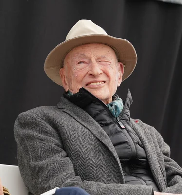 Edgar Morin en chapeau beige et veste en tweed.