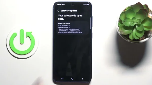 Écran de mise à jour logicielle d'un Samsung Galaxy S25 avec Android 15 et One UI 7.0.