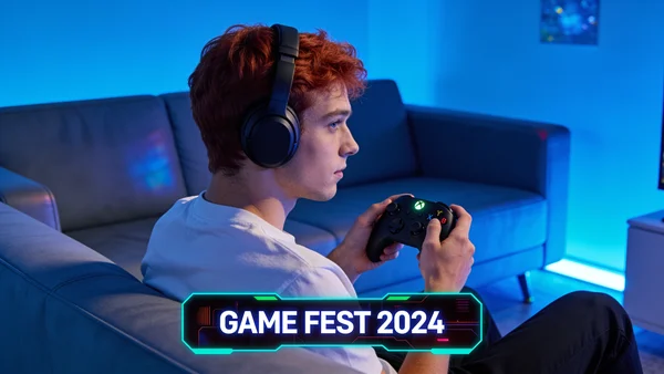 Jeune homme assis sur un canapé, casque audio sur les oreilles, manette Xbox en main, regard concentré sur l'écran, une bannière publicitaire digitale apparaît en bas de l'écran du jeu, salon moderne éclairé par une lumière bleutée